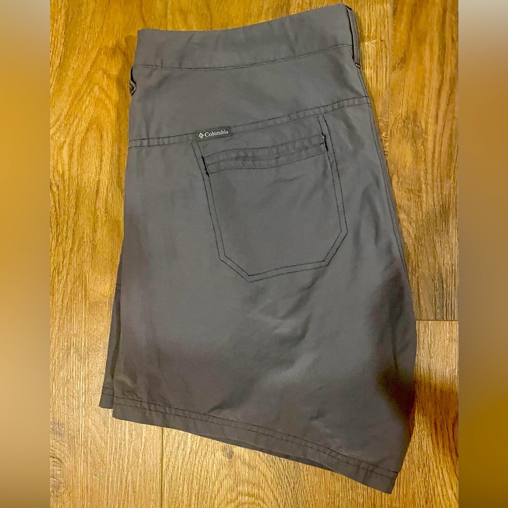 Columbia lightweight Med. zip short w/ drawstring. Front pockets lay flat. Nice